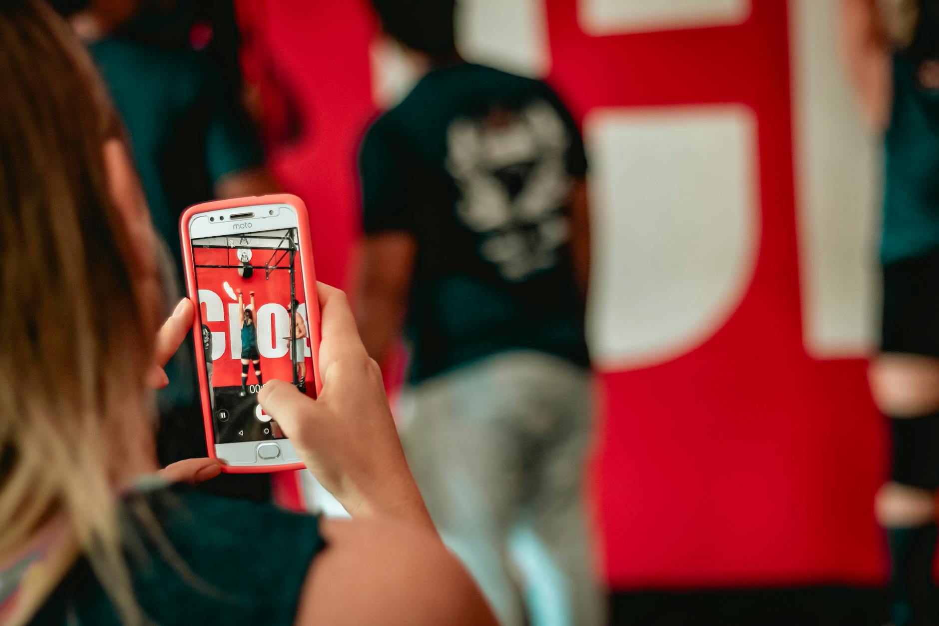 Femme Tenant Un Smartphone