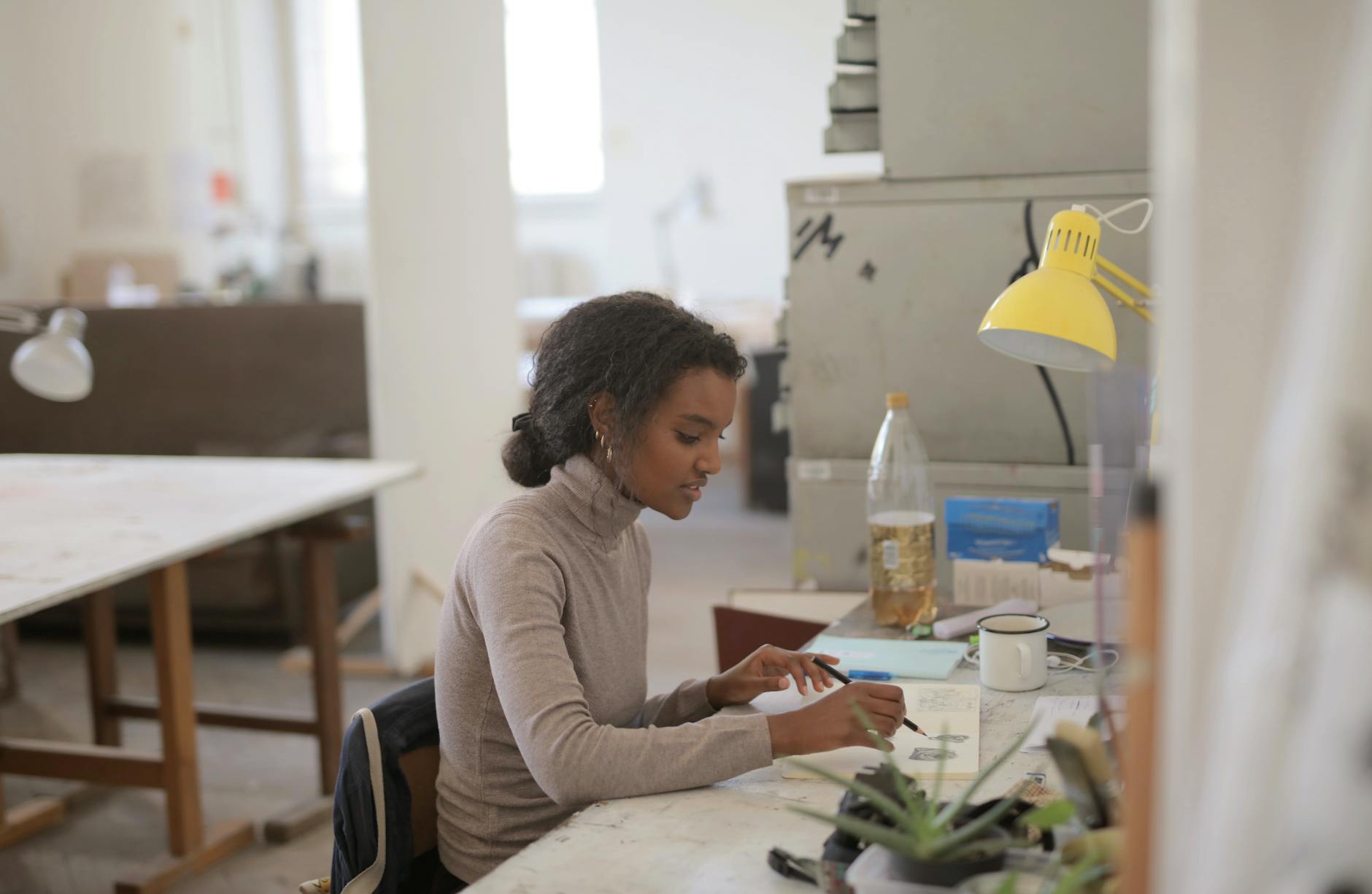 Photos gratuites de à l'intérieur, afro-américain, arrière-plan flou