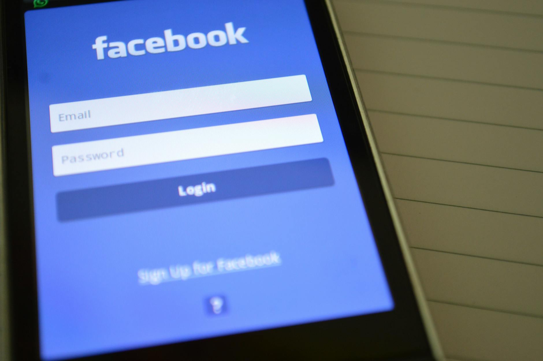 Smartphone Montrant L'application Facebook