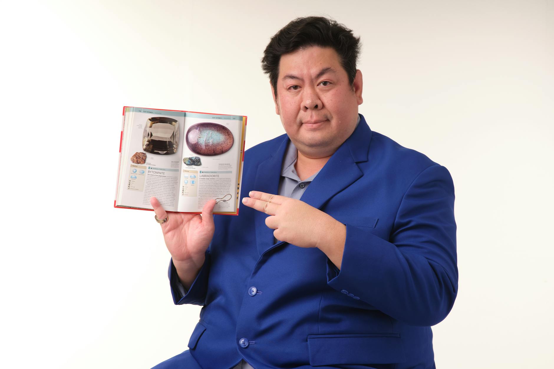 Un Homme En Costume Bleu Pointe Un Livre Ouvert